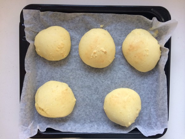 天板に並べた焼き上がったパン（上から）の写真