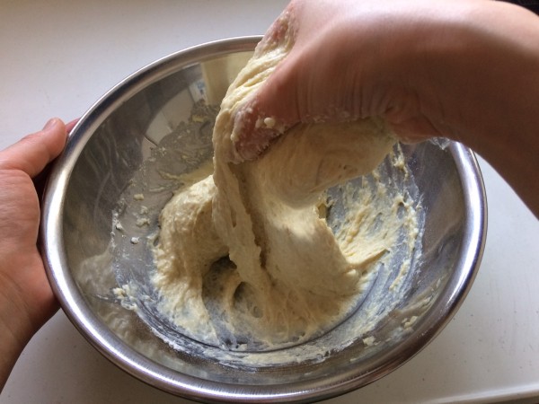 ボウルで生地をこねている写真