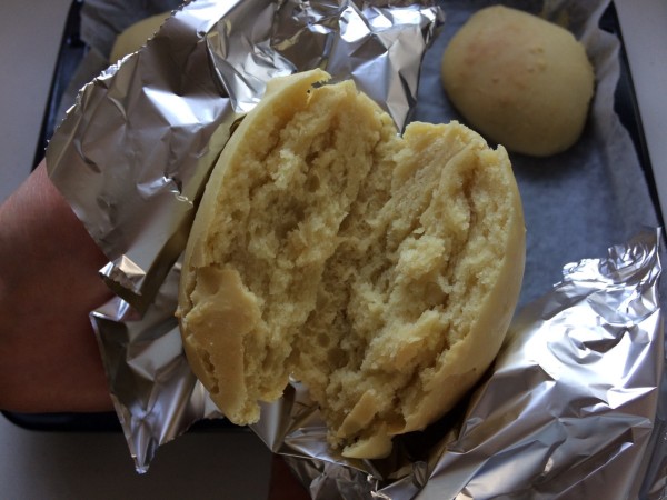 パンを手で割った写真