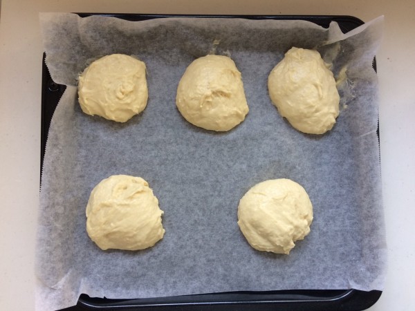 天板に並べた焼く前のパン生地の写真