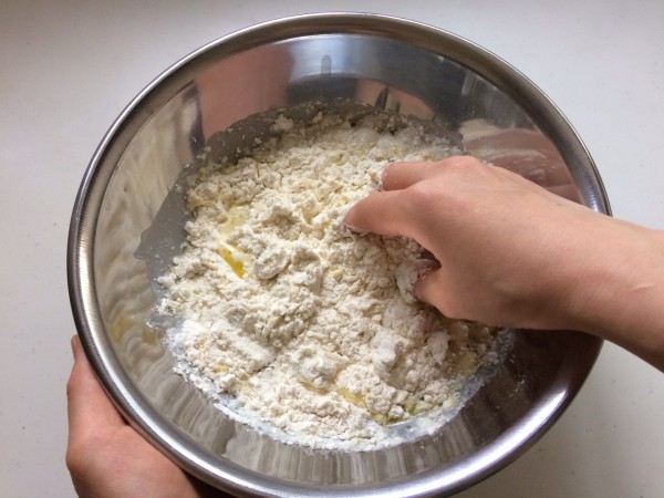 ボウルで混ぜている写真